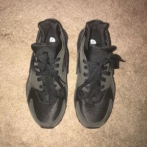 Black Nike Huaraches